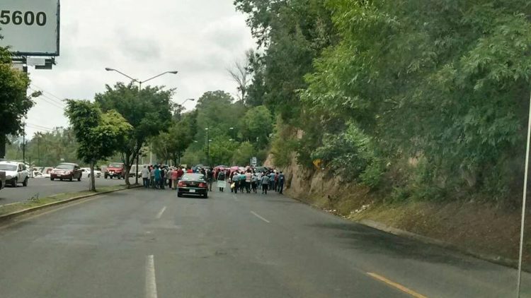 Marcha De La CNTE Se Encamina Al Centro Bloqueando Vialidades-2