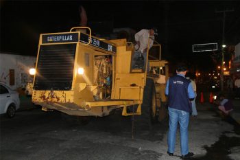 STAFF/@michangoonga Con el objetivo de continuar con el trabajo de mejoramiento vial y atacar una de las necesidades más apremiantes de la ciudad, el Ayuntamiento de Morelia, a través de la Secretaría de Desarrollo Metropolitano e Infraestructura, comenzó con los trabajos previos para arrancar con el programa de reencarpetamiento en una primera etapa. El titular de dicha Secretaría municipal, Juan Fernando Sosa Tapia indicó que en próximos días el Presidente Municipal, Alfonso Martínez Alcázar dará el banderazo para que las obras comiencen y precisó que en esta primera etapa, se trabajará en 90 mil metros cuadrados de carpeta asfáltica. Lo anterior debido a que el Gobierno Municipal busca ofrecer a la ciudadanía vialidades transitables que permitan que los morelianos realicen sus actividades diarias con mayor facilidad, ya que muchas calles y avenidas se encuentran en mal estado por la falta de mantenimiento que se les ha dado en años anteriores, razón por cual el Ayuntamiento invierte una histórica cantidad para su restauración. Asimismo, subrayó que estas acciones se suman a las que diariamente realiza la Dirección de Infraestructura con el programa de bacheo, el cual semana a semana trabaja en los cuatro sectores de la ciudad. Por su parte, el titular de la Dirección de Infraestructura, Rafael Cárdenas Molina, precisó que los trabajos previos se desarrollaron durante la madrugada de este sábado en la calle de Bucareli, desde Carpinteros de Paracho hasta Obrajeros de Nurio, en donde se realizó el fresado de carpeta asfáltica. Es importante precisar que el fresado es una etapa fundamental en la rehabilitación de pavimentos asfálticos deteriorados, mediante esta acción es posible levantar las partes defectuosas del pavimento para posteriormente comenzar con el reencarpetamiento. Cárdenas Molina, comentó que el material que se obtiene tras el fresado puede ser reutilizado para la fabricación de nuevas mezclas asfálticas aplicando un tratamiento de rejuvenecimiento y polímeros, lo que lo hace más durable el trabajo, además de que es un material ecológico. El funcionario municipal, dijo que durante este sábado por la noche continuarán realizando estas acciones en la misma calle, pero ahora abarcando desde Curtidores de Teremendo hasta Carpinteros de Paracho. Especificó que es importante que la ciudadanía sepa que durante el día es posible transitar por esta arteria vial, ya que los trabajos comienzan a las 22:00 horas y solamente se cierran las calles conforme se trabaja, es decir, que mientras avanzan las calles son abiertas. De esta manera, dijo, se evita ocasionar problemas a quienes tienen que transitar por dicha zona de la capital del estado, ya que es instrucción del Alcalde, Alfonso Martínez trabajar en la noche, mientras la lluvia lo permita, ya que de lo contrario los trabajos deberán realizarse durante el día de horarios que no sean consideras hora pico. Finalmente hizo hincapié en que el Ayuntamiento de Morelia aprobó por el Honorable Cabildo una cantidad histórica de 10 millones de pesos para el programa de Mejoramiento Vial, el cual será utilizado en los cuatro sectores de la ciudad.