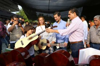 Silvano-Aureoles-niño-guitarra