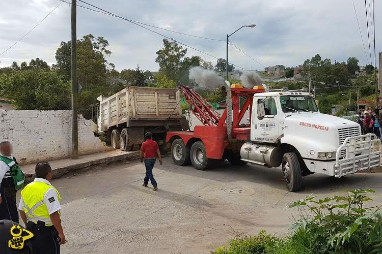 Sin-Frenos-Camión-Volteo-Derriba-La-Barda-De-Una-Escuela-1