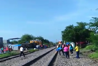 avienta tren a maestra en Nueva Italia