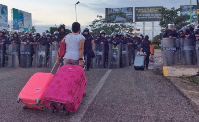 bloquean aeropuerto cnte