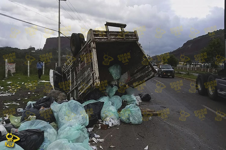 choque-volcadura-camion-de-basura-salida-Quiroga-2