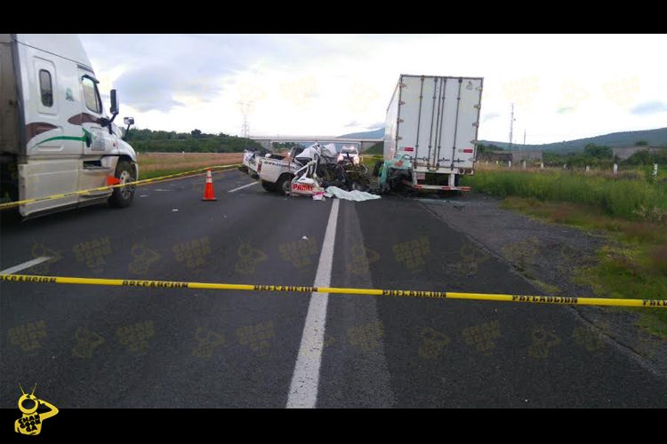 Dos-muertos-y-un-herido-al-chocar-contra-la-caja-de-un-tráiler-en-la-Autopista-de-Occidente-1