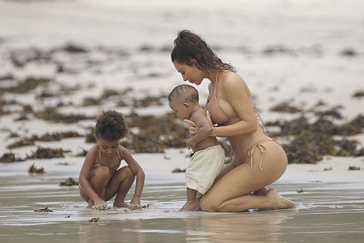 Kim-Kardashian-y-sus-hijos-punta-mita_