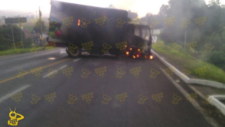 NORMALISTAS incendian unidades de empresarios en Michoacán 2jpg