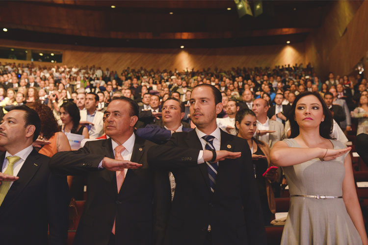 Pascual-Sigala,-Marko-Cortes-y-Adriana-Hernandez-saludo-bandera