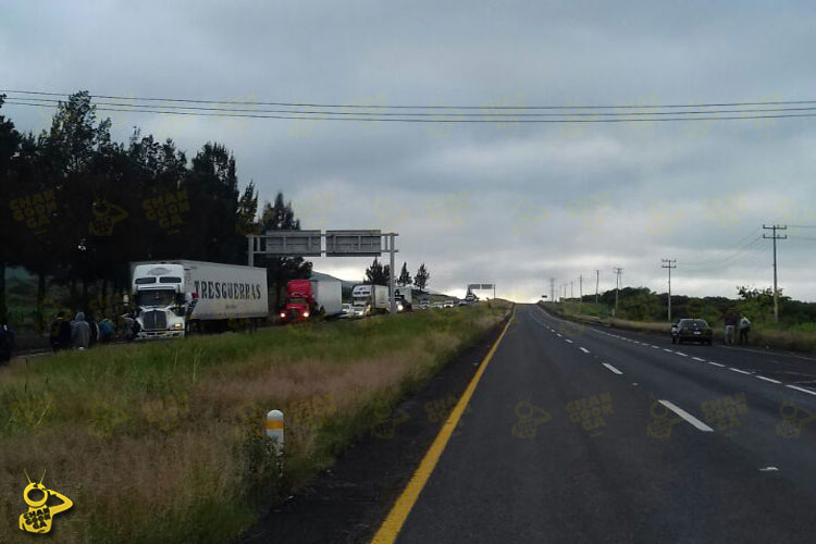 bloqueo-normalistas-Autopista-Occidente-Michoacan-3