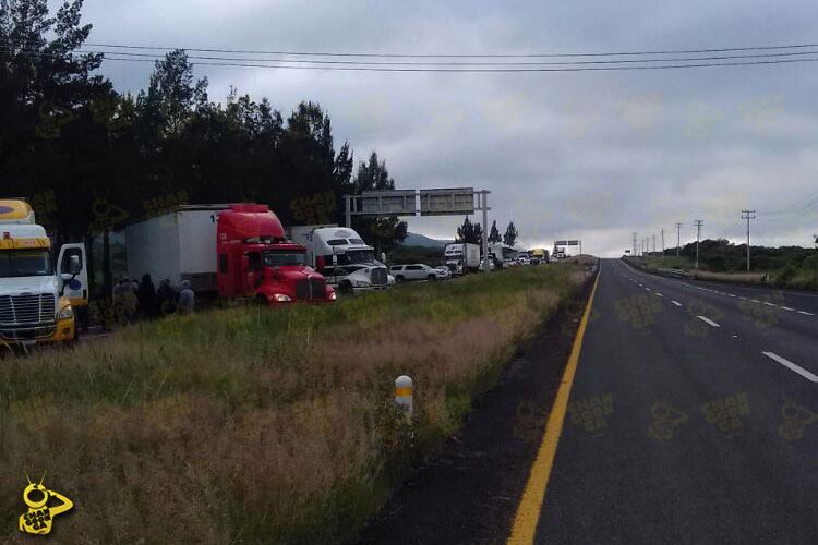 bloqueo-normalistas-Autopista-Occidente-Michoacan