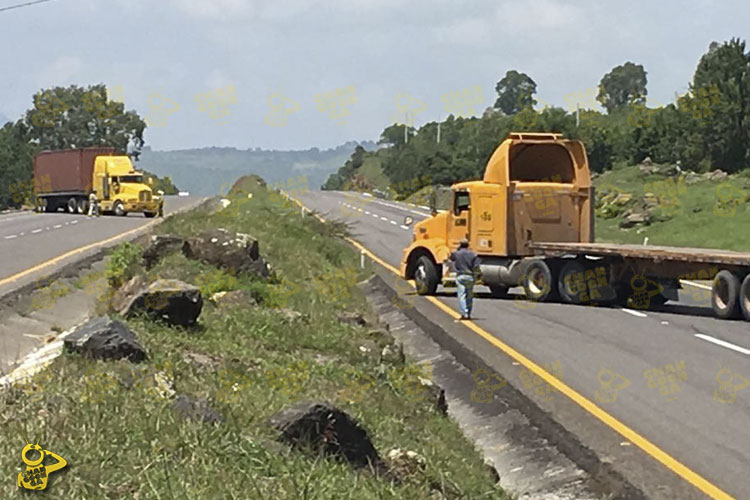 bloqueo-trailers-normalistas-Morelia-Patzcuaro