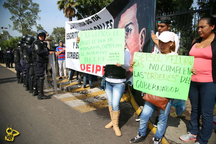 toma-Casa-de-Gobierno-pago-de-becas