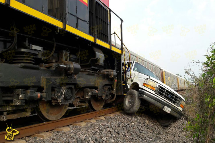 tren-embiste-camioneta-Lazaro-Cardenas