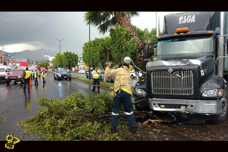 Accidente-en-el-libramiento-a-la-altura-de-manantiales,-2