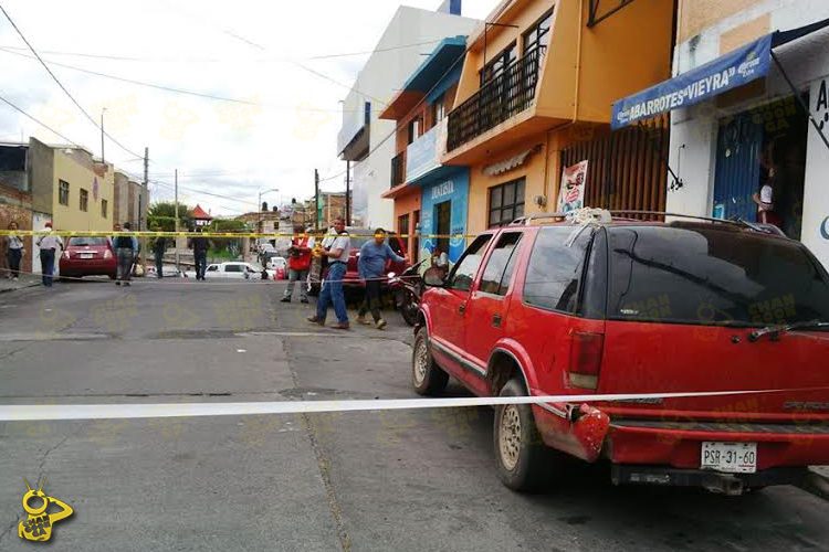 balean-a-una-mujer-cerca-de-un-banco-2