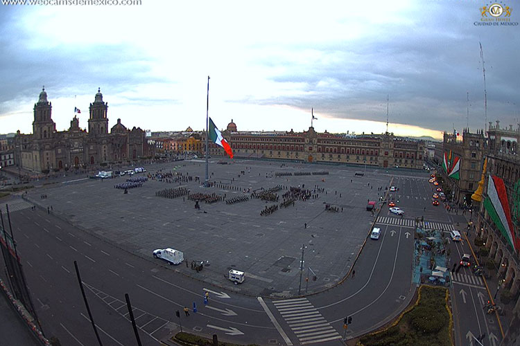 bandera-media-asta-zocalo-sismo1985