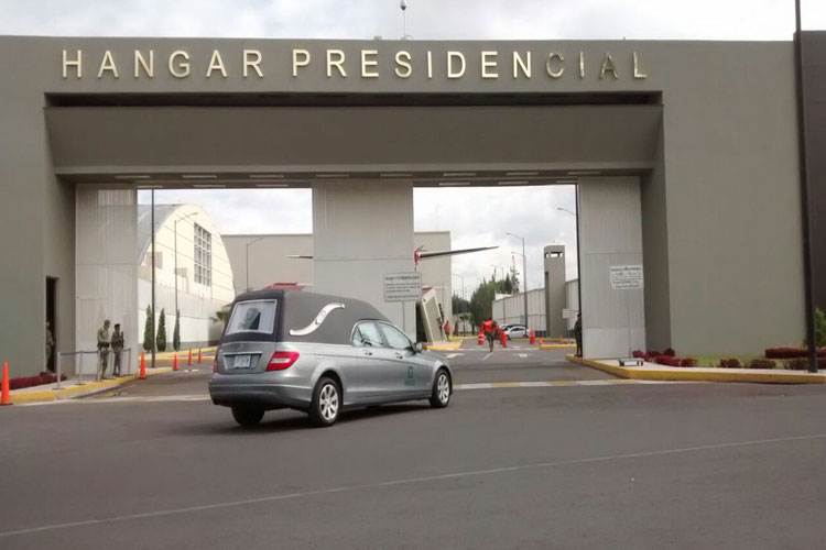 Hangar-Presidencial-carro-funebre