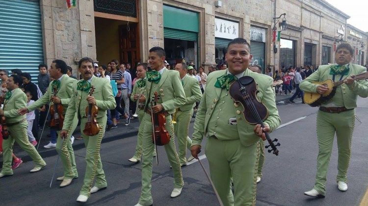 mariachis-marcha-3