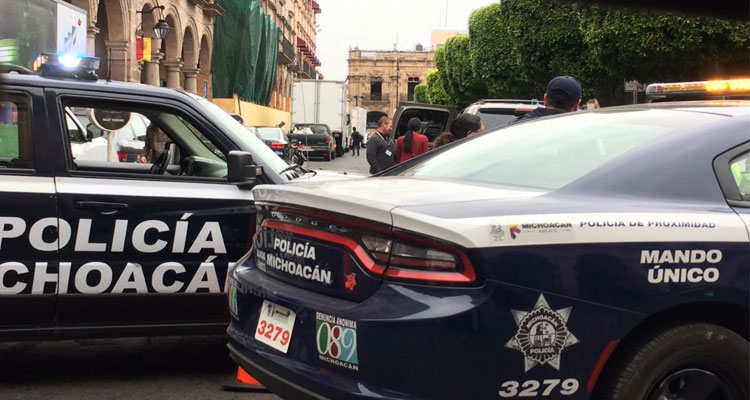 denunciamesta-patrullas-cierran-calle-para-el-ficm