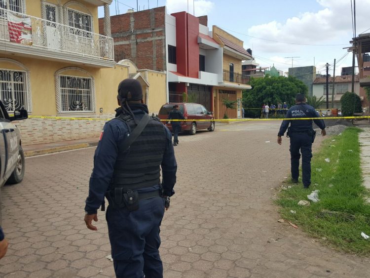 amora-se-enfrentan-civiles-a-tiros-en-la-colonia-camelinas-de-zamora