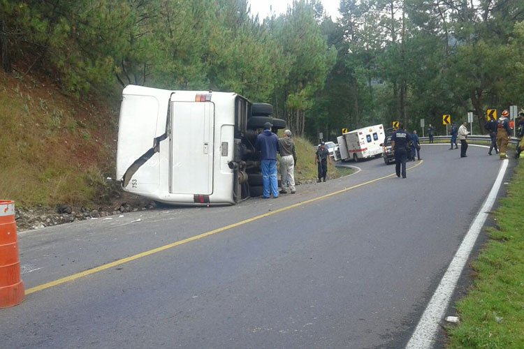 volcadura-autobus-zinapecuaro-og-2