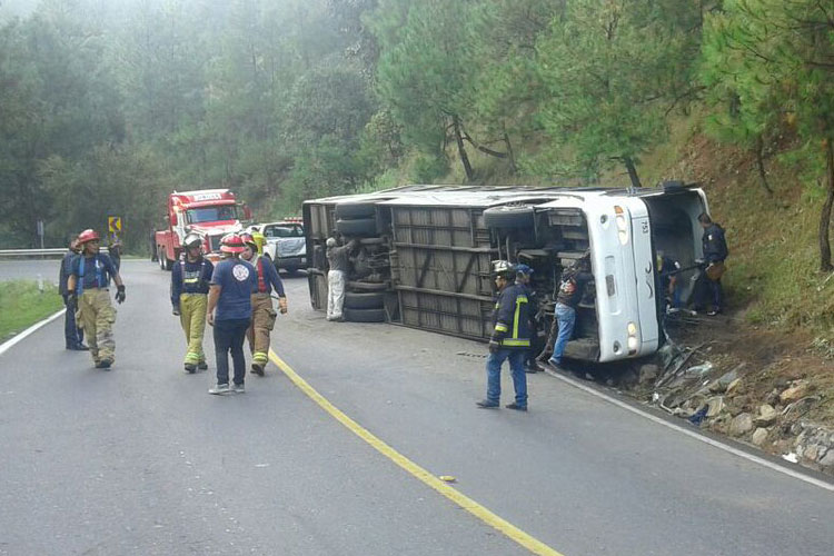 volcadura-autobus-zinapecuaro-og