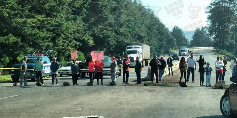 bloquean-carretera-patzcuaro-santa-clara-3