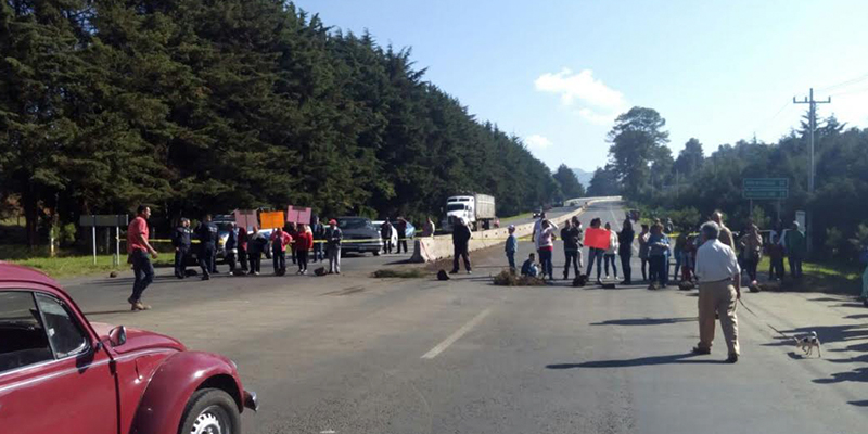 bloquean-carretera-patzcuaro-santa-clara