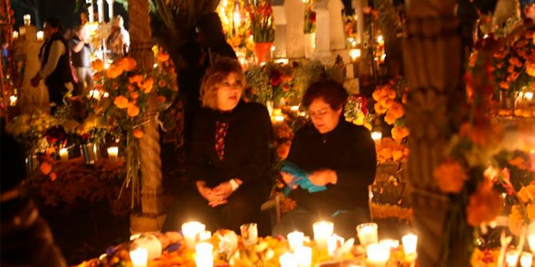 noche-de-muertos-turistas-a-michoacan