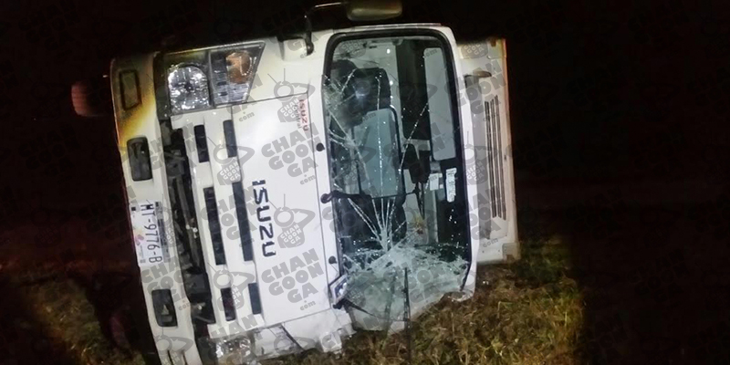 vuelca-camion-repartidor-de-fud-y-es-abandonado-1