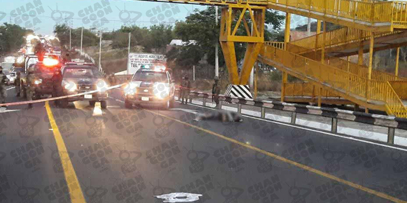 matrimonio-cruza-la-carretera-por-debajo-de-puente-peatonal-1