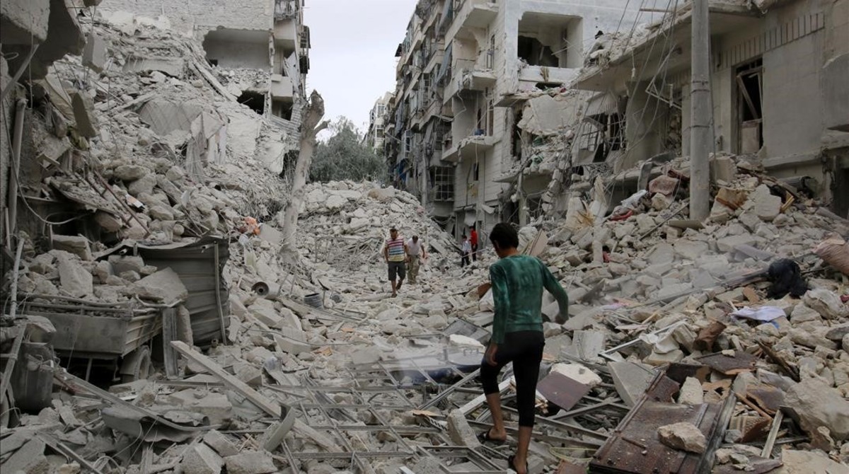 People inspect a damaged site after airstrikes on the rebel held Tariq al-Bab neighbourhood of Aleppo  Syria September 23  2016  REUTERS Abdalrhman Ismail