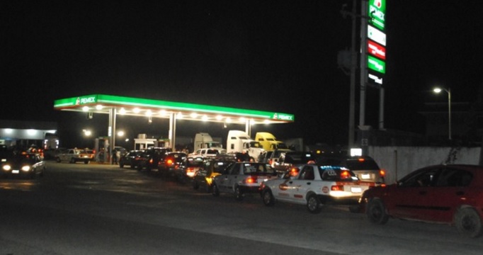 gasolinera-fila-noche