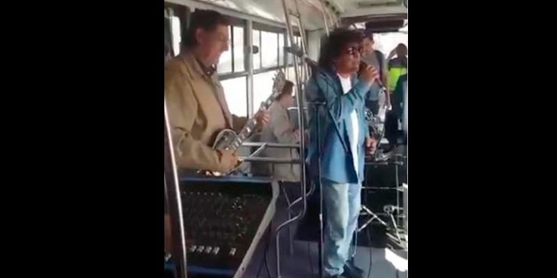 angeles-negro-cantando-en-el-metrobus