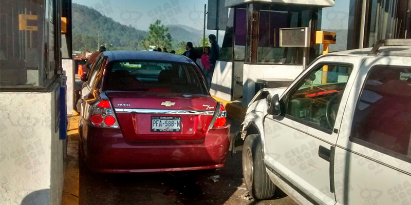 Camioneta-Se-Queda-Sin-Frenos-En-La-Caseta-De-San-Ángel-2