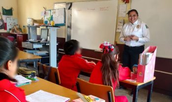 clases niños salon policia