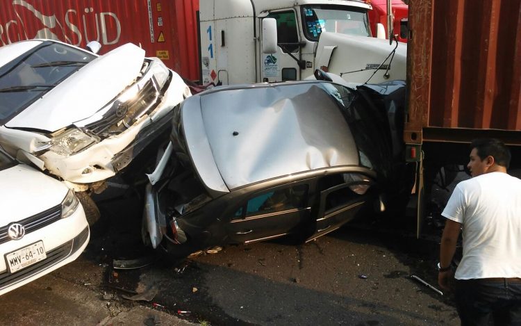 Michoacán Tráiler Impacta A 4 Autos En La Autopista Siglo XXI