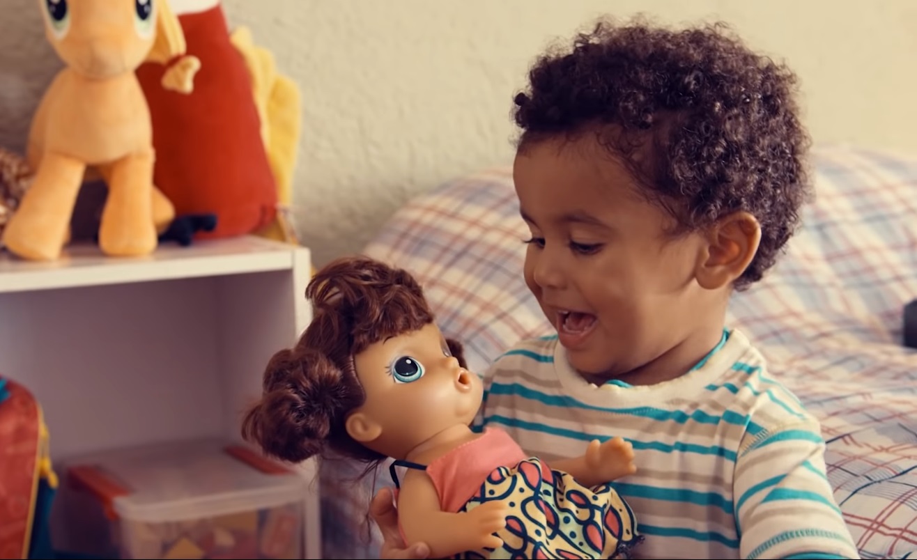 Video Campaña De Hasbro Por Equidad De Género ¡Niños También Pueden Jugar  Con Muñecas! – Changoonga.com – Noticias de última hora, con un toque  acidito