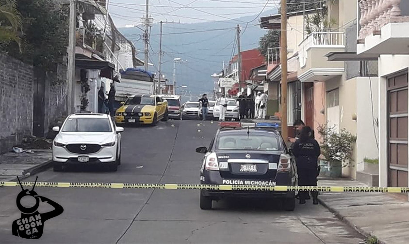 Dos ocupantes de un automóvil deportivo fueron asesinados a tiros en la colonia La Tamacua, ubicada en esta ciudad de Uruapan, el asunto es investigado por el personal de la Fiscalía Regional de Justicia. Se presume que el hecho está relacionado con los ajustes de cuentas entre grupos criminales antagónicos, dijeron jefes policiacos.  El suceso fue este sábado en la calle Prolongación Aldama. Algunos testigos de lo ocurrido dijeron a la Policía que los ahora occisos llegaron en un carro Ford Mustang de color amarillo y recién se estacionaban en la vialidad en referencia, cuando fueron atacados a balazos y a raíz de ello perdieron la existencia.   Voces allegadas al asunto afirmaron que los responsables del doble homicidio se dieron a la fuga abordo de una motocicleta que traían. Los vecinos del asentamiento en cuestión llamaron a las corporaciones policiacas y de rescate para avisar sobre lo acontecido.   Unos paramédicos de Protección Civil Municipal dieron los primeros auxilios a los afectados y confirmaron que ya no tenían signos vitales. Ahora el tema está en las manos del personal de la Unidad Especializada en la Escena del Crimen con el objetivo de que sea esclarecido. Los finados están sin identificar.