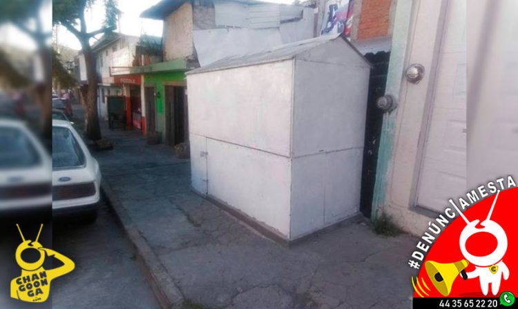 #Denúnciamesta Piden quitar puesto de jugos clausurado que obstruye la calle