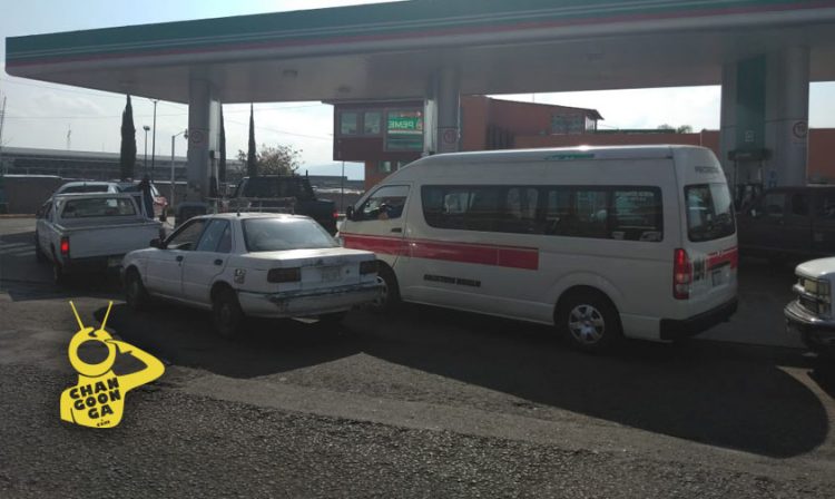 Largas filas para cargar gasolina