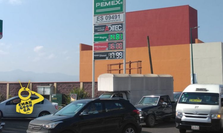 Largas filas para cargar gasolina