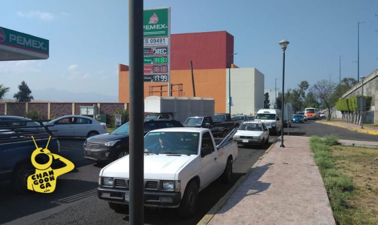 Largas filas para cargar gasolina