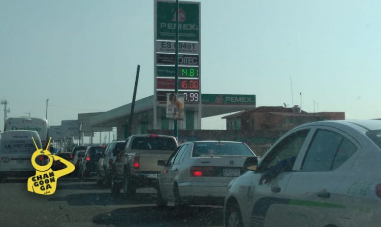 Largas filas para cargar gasolina