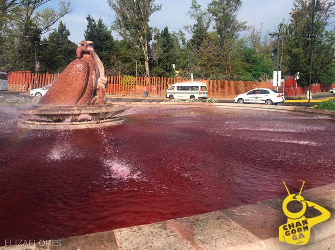 #Morelia Pintan De Rojo Aguas De La Fuente Del Águila: “Vivas Nos Queremos”