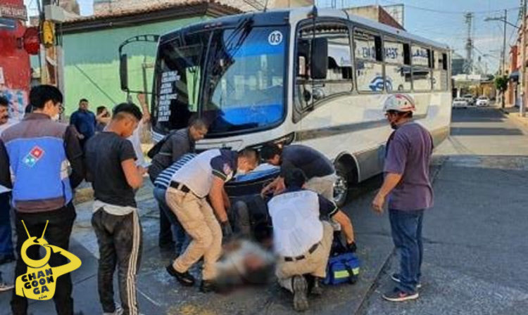 #Michoacán Camión Embiste A Dos Motociclistas, Uno Salió Herido