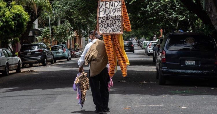 Abuelito Cambia Pijamas A Cambio De Comida En Calles De CDMX