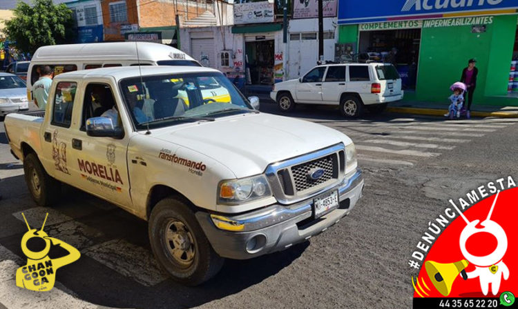 #Denúnciamesta Camioneta del ayuntamiento se estaciona en pleno cruce peatonal