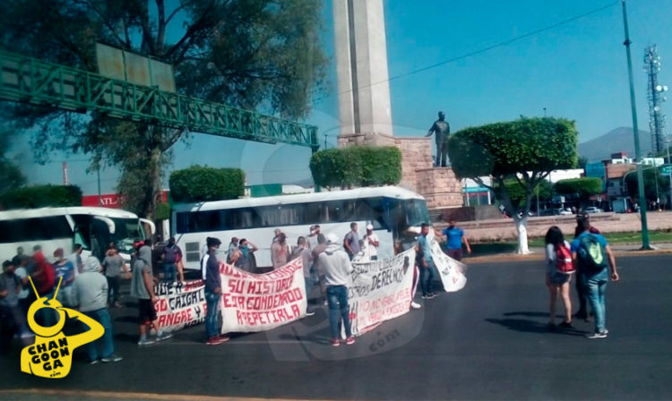 #Morelia Normalistas Arrancan Semana Con Marcha En El Centro, Tráfico Lento