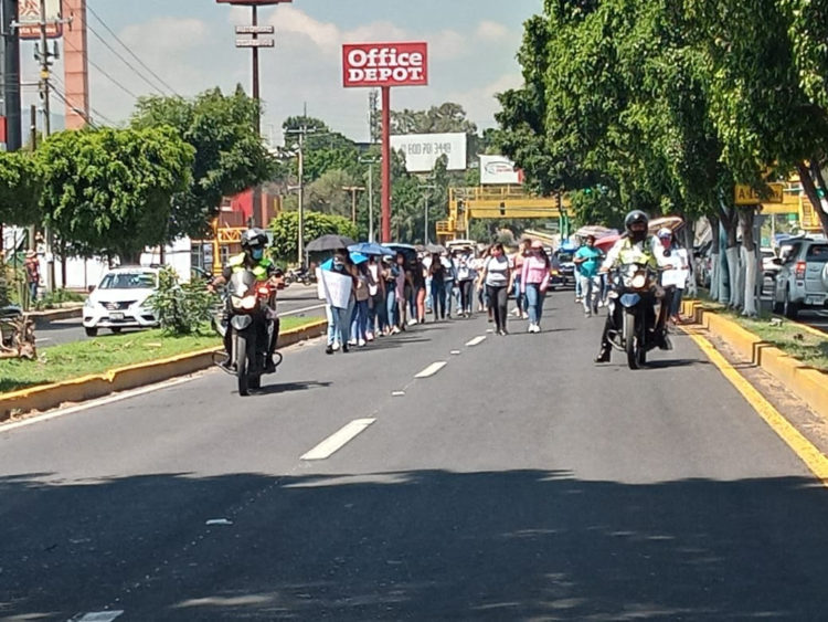 #Morelia Normalistas Marchan Sobre La Huerta, Hay Otro Grupo En Tarascas