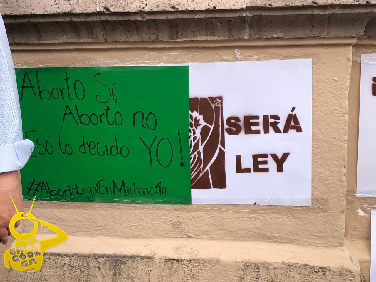 Morelia Pegan Carteles En Favor Del Aborto En Congreso